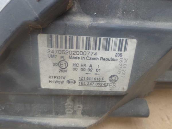 PHARE DROIT SKODA OCTAVIA - Vue 3